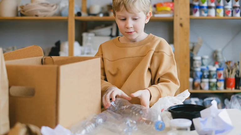 Crie Brinquedos DIY Sustentáveis com Materiais Reciclados